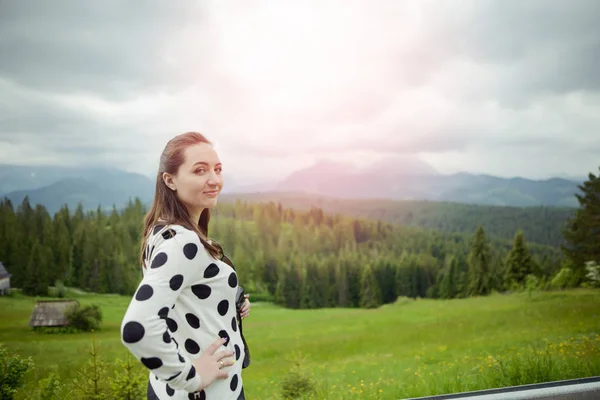 Žena turista turistické stezce — Stock fotografie