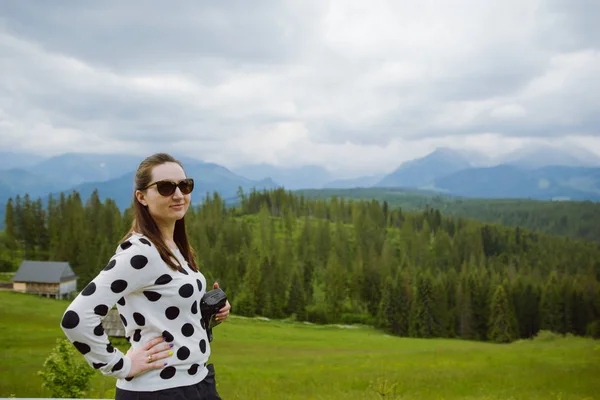 Žena turista turistické stezce — Stock fotografie