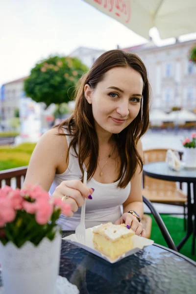 Flicka äter fondant kaka på bordet — Stockfoto