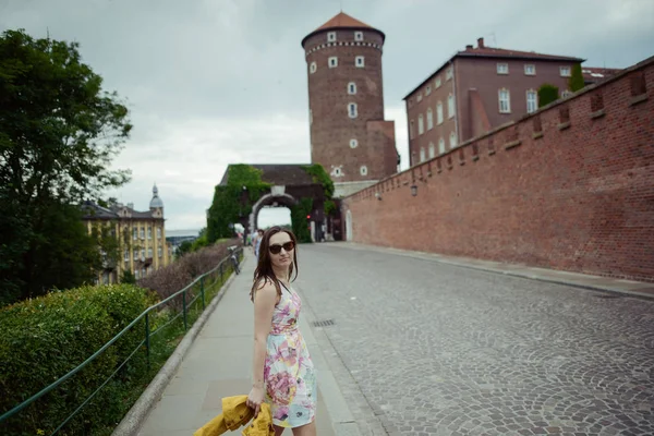 Piękna dziewczyna podczas zwiedzania starego zamku w Krakowie, Wawel. — Zdjęcie stockowe