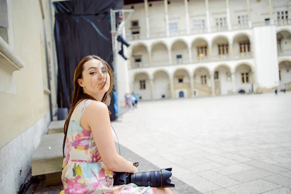 Vacker flicka under sightseeing gamla slottet i Krakow, Wawel. — Stockfoto