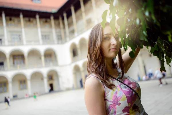 Piękna dziewczyna podczas zwiedzania starego zamku w Krakowie, Wawel. — Zdjęcie stockowe