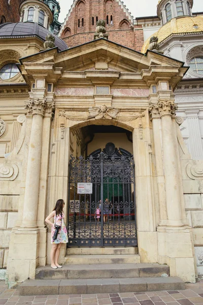 Beautiful girl during sightseeing old castle in Cracow, Wawel. — Stock Photo, Image