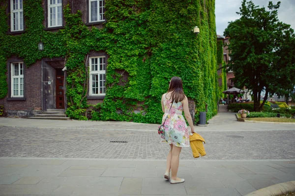 Mooi meisje tijdens oud kasteel van de bezienswaardigheden in Krakau, Wawel. — Stockfoto