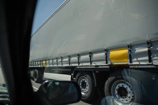 Tráfico en la autopista con coches y camiones adelantando —  Fotos de Stock