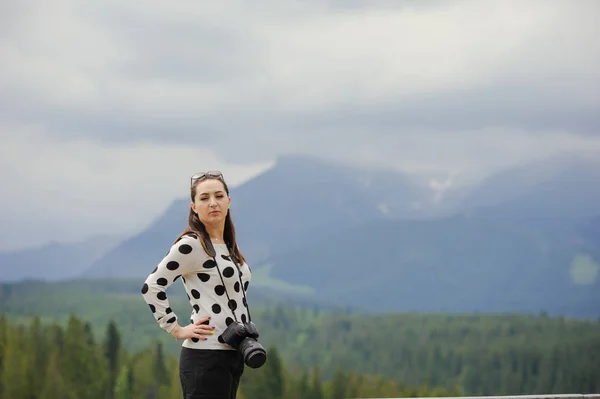 女性のカメラマンは山で写真を撮る — ストック写真