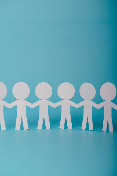 абстрактные бумажные люди, держащиеся за руки
