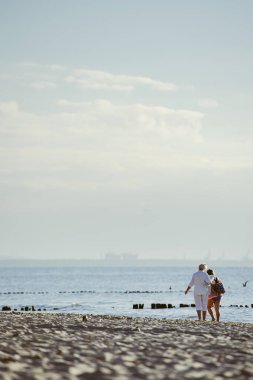 İnsanlar okyanusa Sahilde yürürken, insanlar.