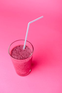 Taze böğürtlenli yabanmersini püresi.