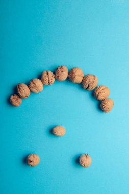 Ceviz, ceviz yakın çekim, mavi zemin üzerine ceviz,