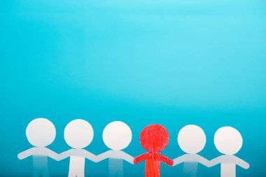 Kırmızı ve beyaz kağıt kişilik bir grup