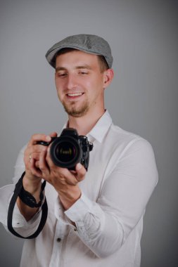 Genç adam profesyonel kamera kullanıyor.