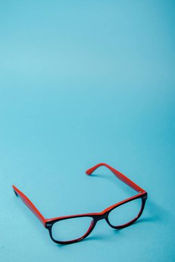 kırmızı plastik çerçeveli gözlük çifti