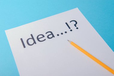 Beyaz kağıt üzerinde fikir kelime
