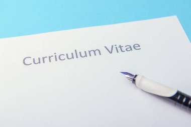 Boş bir beyaz kağıda yazılı özgeçmiş