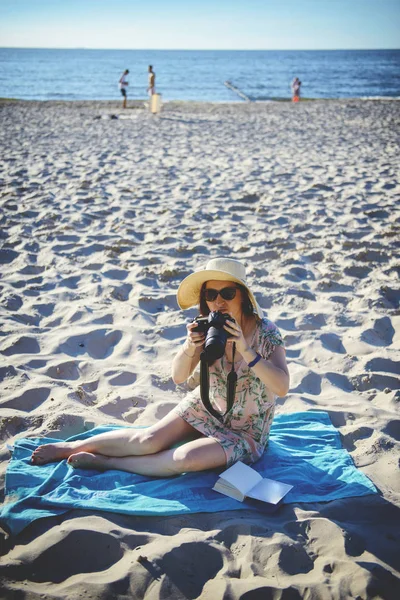 Fotograf profesionální žena na pláži — Stock fotografie