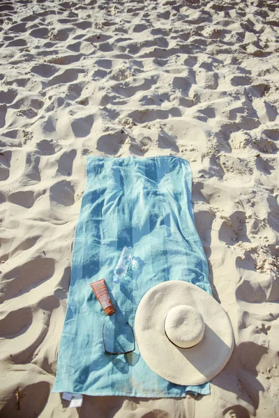 Sfondo spiaggia con cappello e asciugamano — Foto Stock