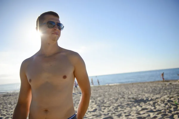 Młody człowiek wreszcie na plaży — Zdjęcie stockowe