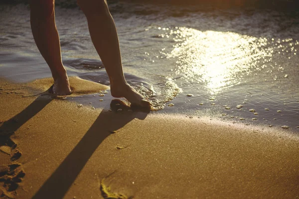 Ayak closeup kumsalda güneş güneşli yaz günü zevk şezlong üzerinde