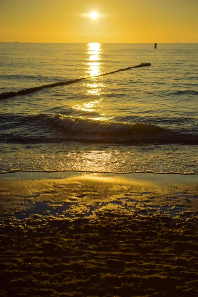 Falochrony w Morzu Bałtyckim na zachód słońca — Zdjęcie stockowe