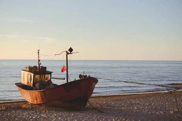 Visser boten bij zonsopgang tijd op het strand — Stockfoto