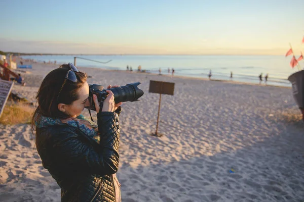 Fotograf profesjonalny kobiety na plaży — Zdjęcie stockowe