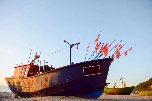 Rybářské lodě v době východu slunce na pláži — Stock fotografie