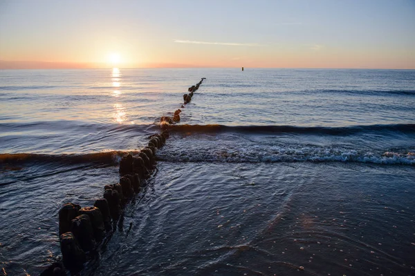 Системи берегоукріплення у Балтійському морі над захід сонця — стокове фото