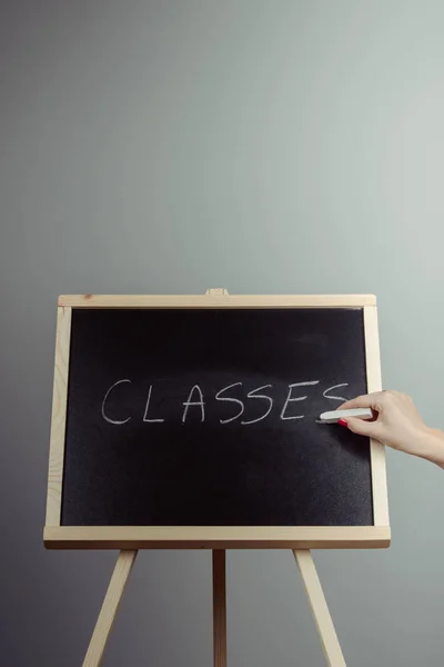 Klasser skriven med vit krita på en svart griffeltavla — Stockfoto