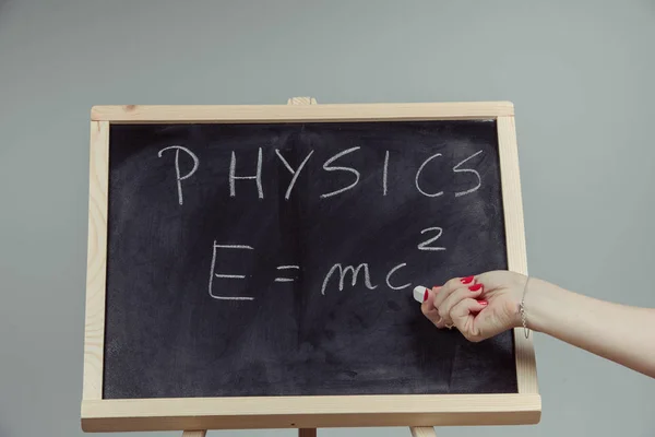 Физика слова и формулы Emc2 на доске — стоковое фото