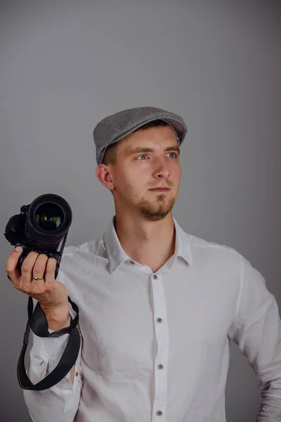 Молодой человек с помощью профессиональной камеры — стоковое фото
