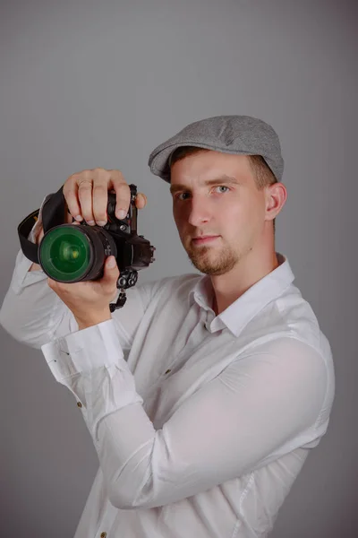 Junger Mann mit professioneller Kamera — Stockfoto