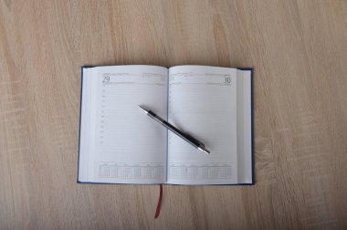 Masanın üstünde defter