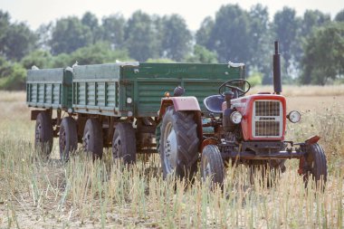 küçük traktör römork ile