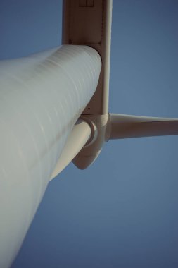 Güneşli bir gün, Windturbine
