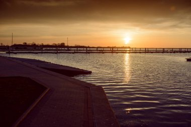 Yat Limanı üzerinden turuncu günbatımı