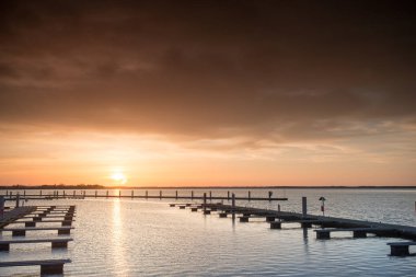 Yat Limanı üzerinden turuncu günbatımı