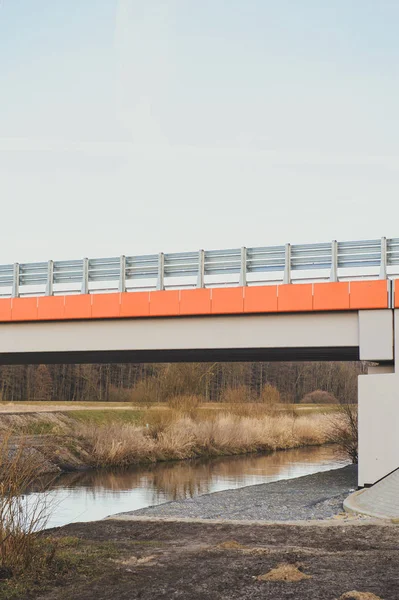 Ponte autostradale sul fiume — Foto Stock