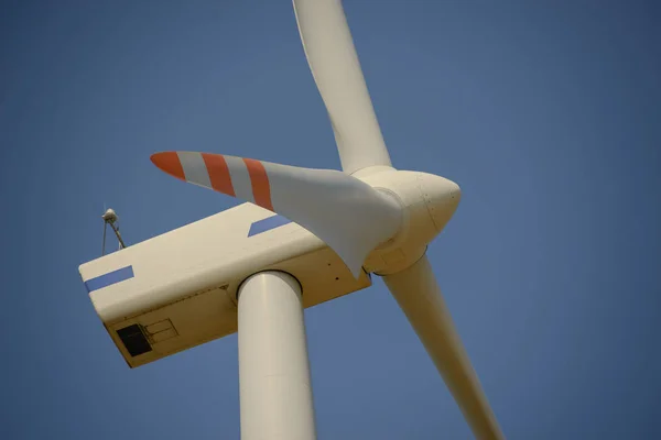 Windturbine op een zonnige dag — Stockfoto