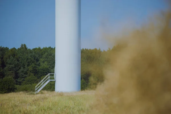 Windturbine на сонячний день — стокове фото