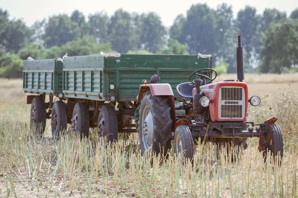 küçük traktör römork ile