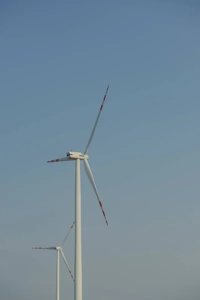 Windkraftanlage an sonnigem Tag — Stockfoto