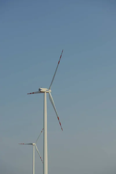 Windturbine w słoneczny dzień — Zdjęcie stockowe