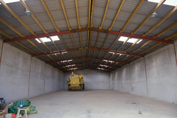 Combineren van harvester in de garage — Stockfoto