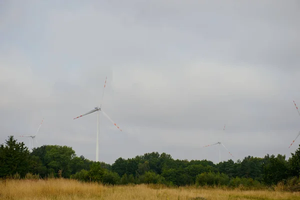 Windturbine на сонячний день — стокове фото