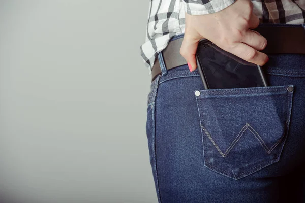 Smartphone nella tasca dei jeans — Foto Stock