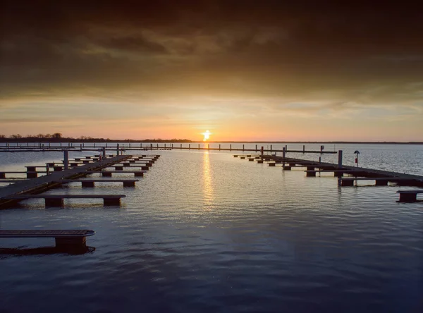 Port d'yacht au coucher du soleil orange — Photo