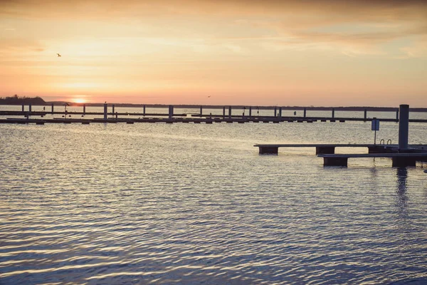 Yacht port över orange sunset — Stockfoto