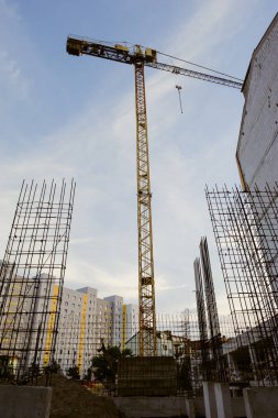 Vinçli ve binalı inşaat alanı