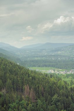 sabah ve Vadisi şehir sis altında dağlar